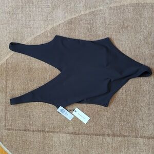 Aritzia Babaton Contour V Neck Bodysuit Black size Small NWT